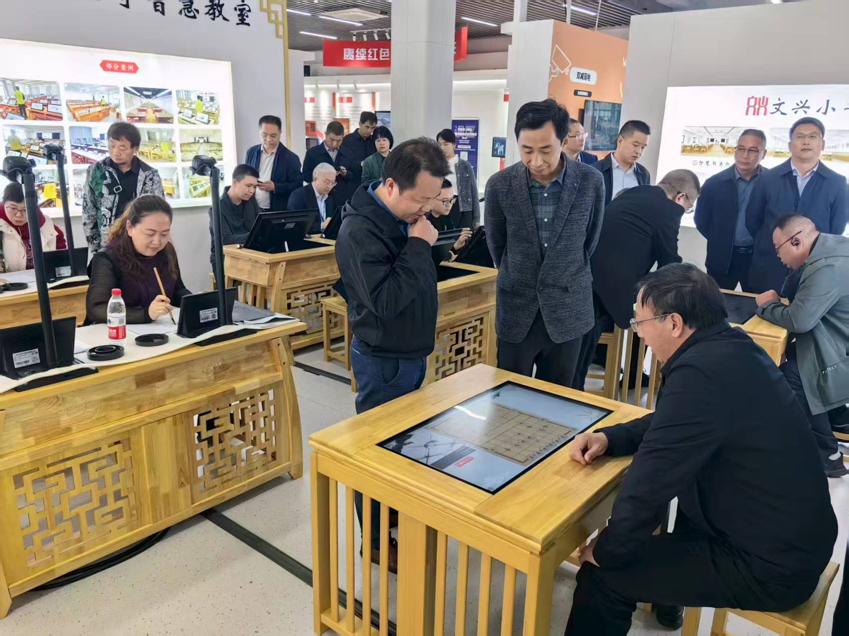 青岛教体考察团莅临！文兴小书家智慧教室方案获高度认可