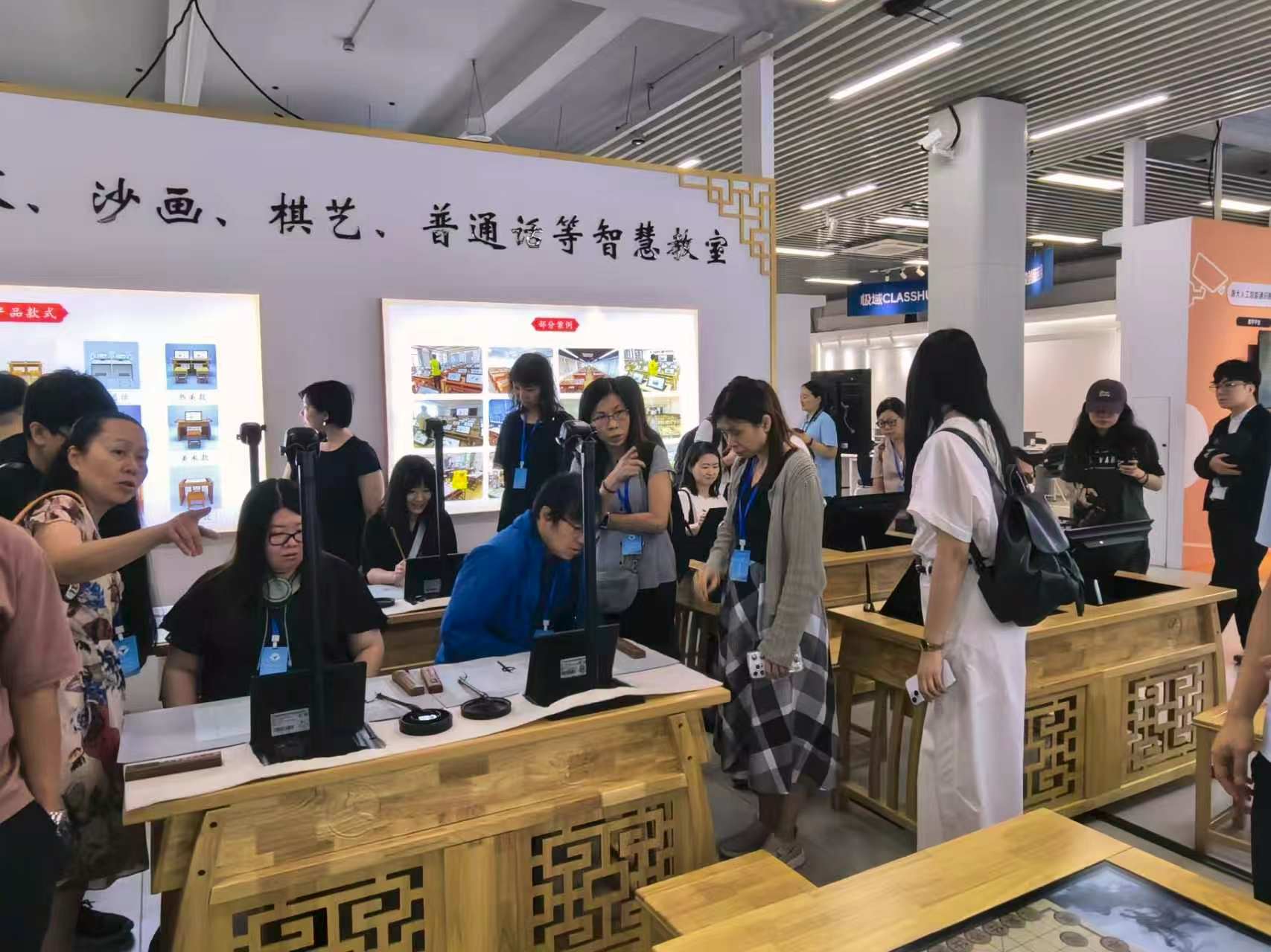 AI赋能美育，文化联通未来——浙江大学-香港特别行政区AI赋能教育教学创新专题研修班走进文兴小书家