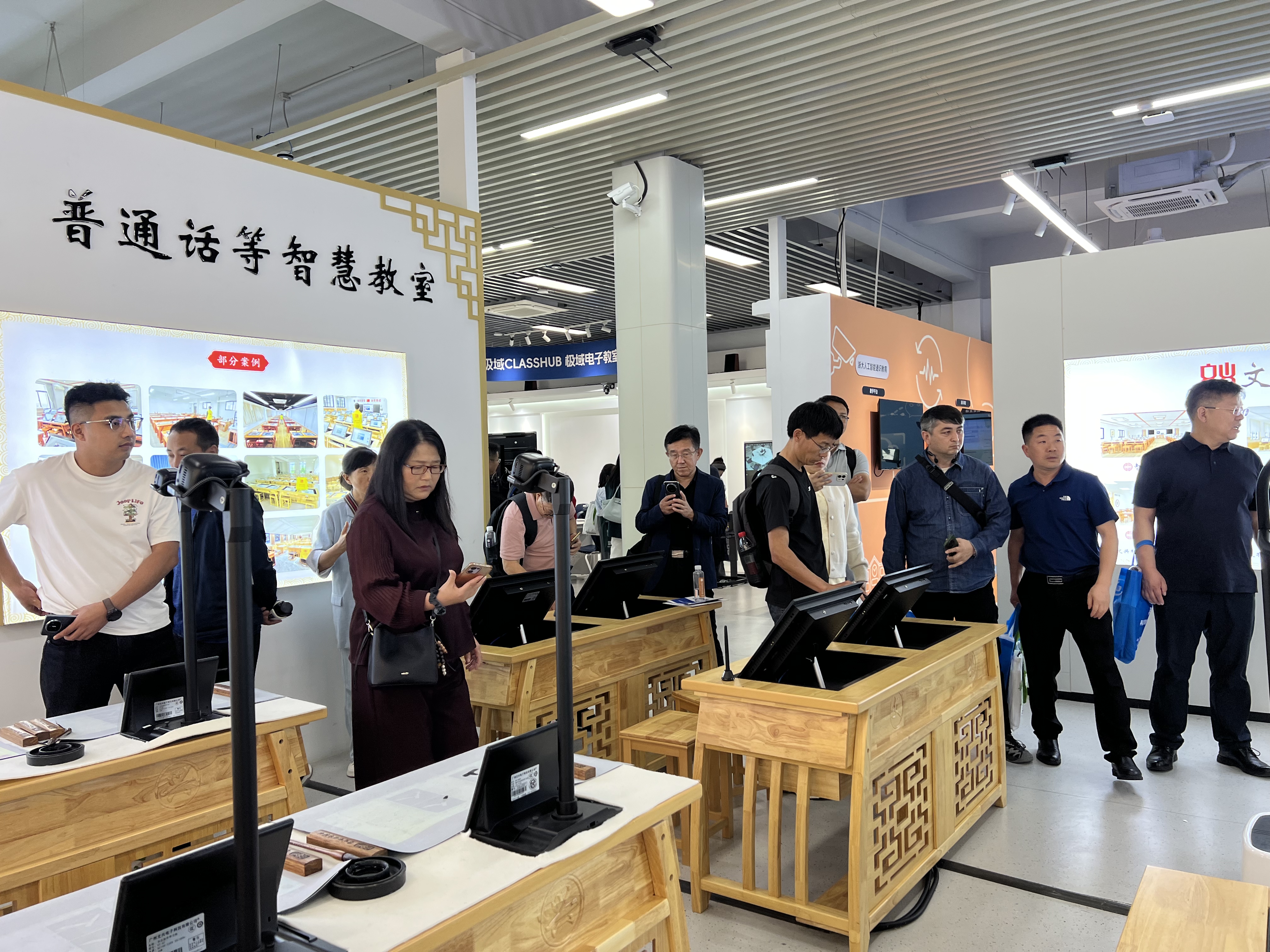 教育部教育技术与资源发展中心教学装备处参观